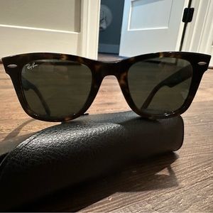 Ray-Ban wayfarer tortoise sunglasses standard size
